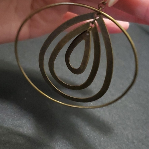 Cache gold tone layered earrings - Picture 8 of 9